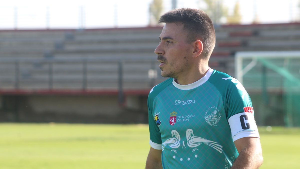 Diego Peláez durante el partido entre el Atlético Astorga y el Júpiter Leonés de esta temporada. | ISAAC LLAMAZARES