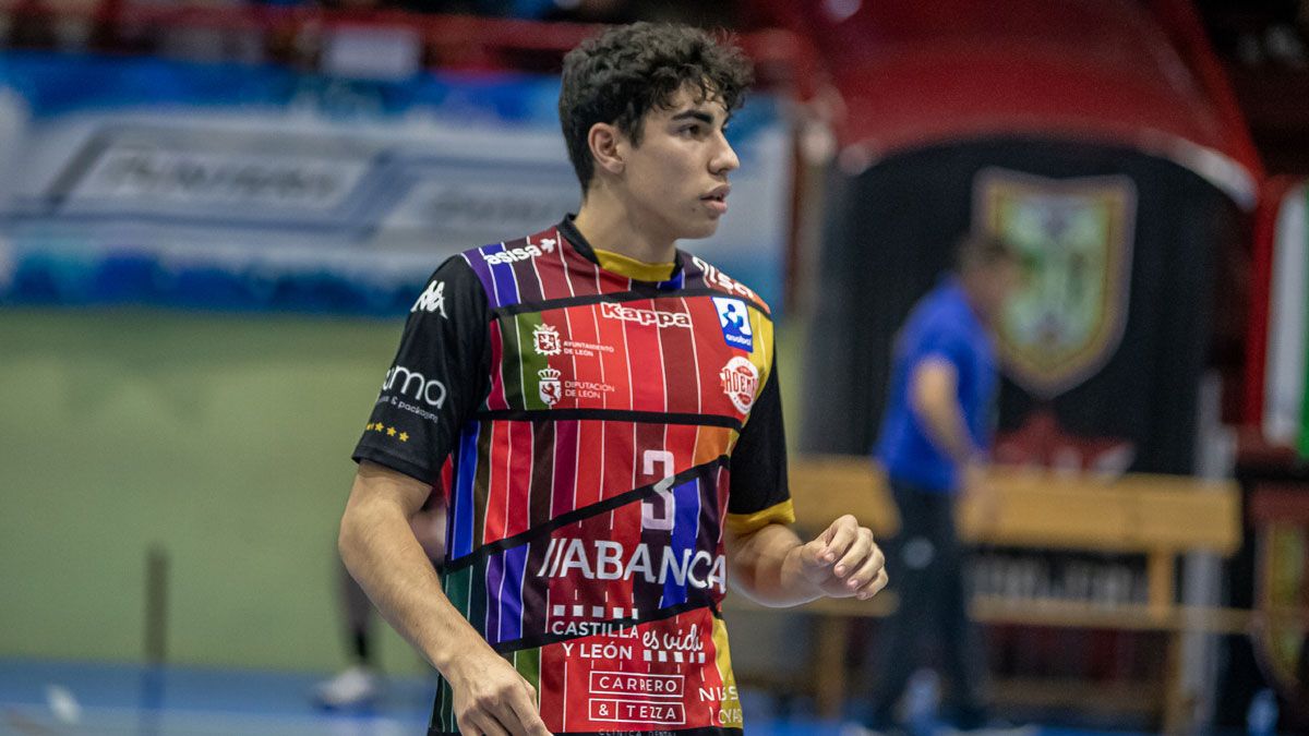 Javi Miñambres durante un partido con el Abanca Ademar esta temporada. | L.N.C. Javi Miñambres durante un partido con el Abanca Ademar esta temporada. | L.N.C.
