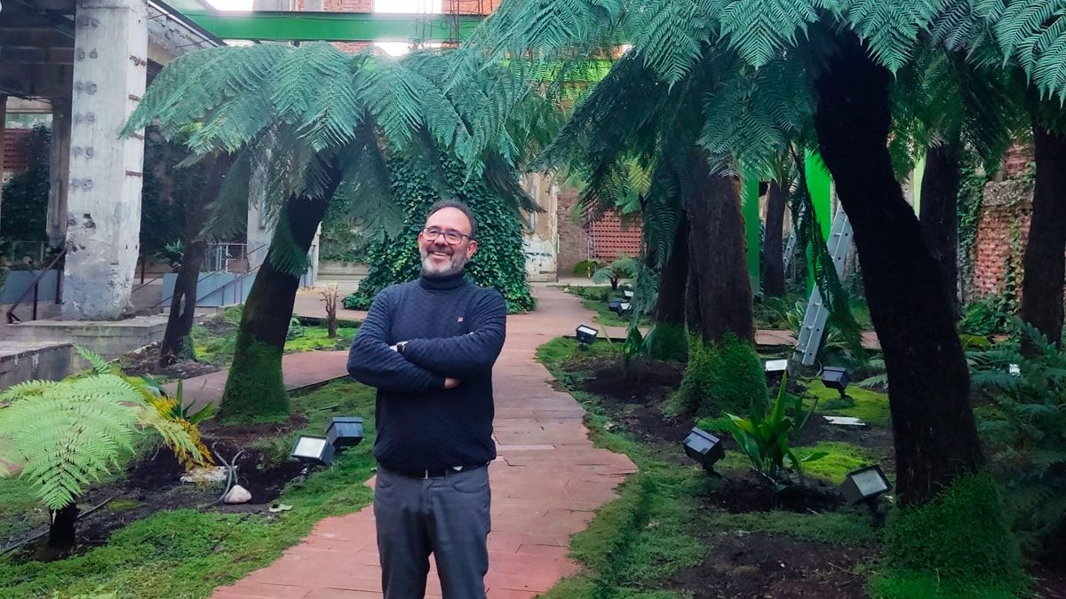 Lorenzo en el bosque del carbonífero donde realizará una visita guiada. Lorenzo en el bosque del carbonífero donde realizará una visita guiada.