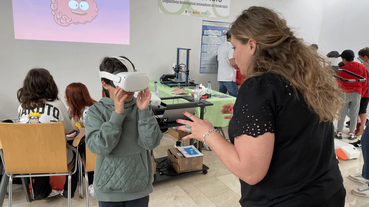 Las gafas de realidad virtual triunfan entre los alumnos. | Javier Fernández