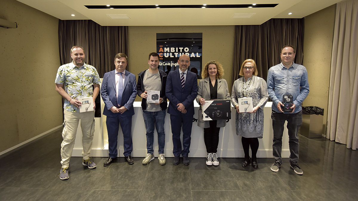 Los galardonados, organizadores y patrocinadores posaron en la tradicional foto de familia en la sala de ámbito cultural de El Corte Inglés.| SAÚL ARÉN