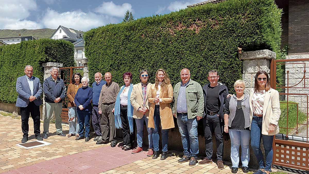 Muñoz posa con los integrantes de la lista del PP en Villablino | L.N.C.