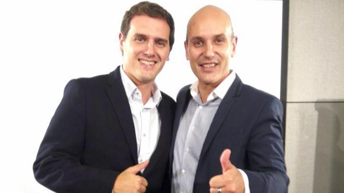 El coordinador provincial de Ciudadanos León, Sadat Maraña (d), junto al líder nacional de la formación naranja, Albert Rivera. | FACEBOOK