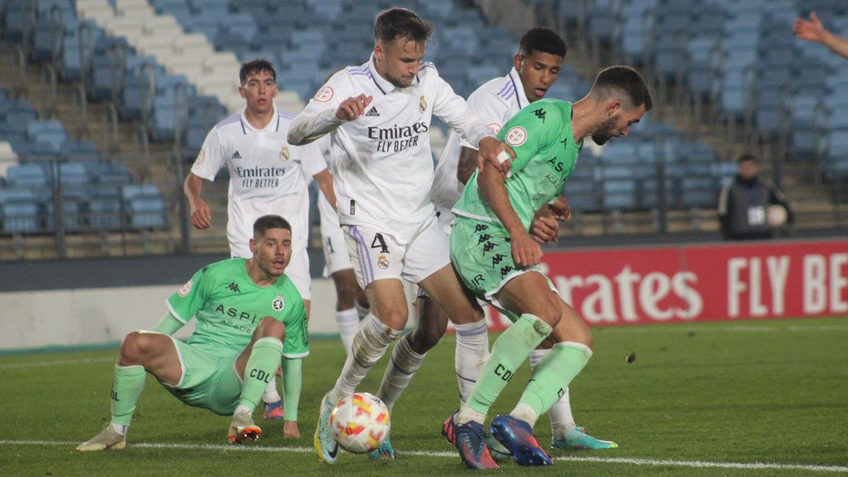 Un instante del choque de la primera vuelta. | ISAAC LLAMAZARES