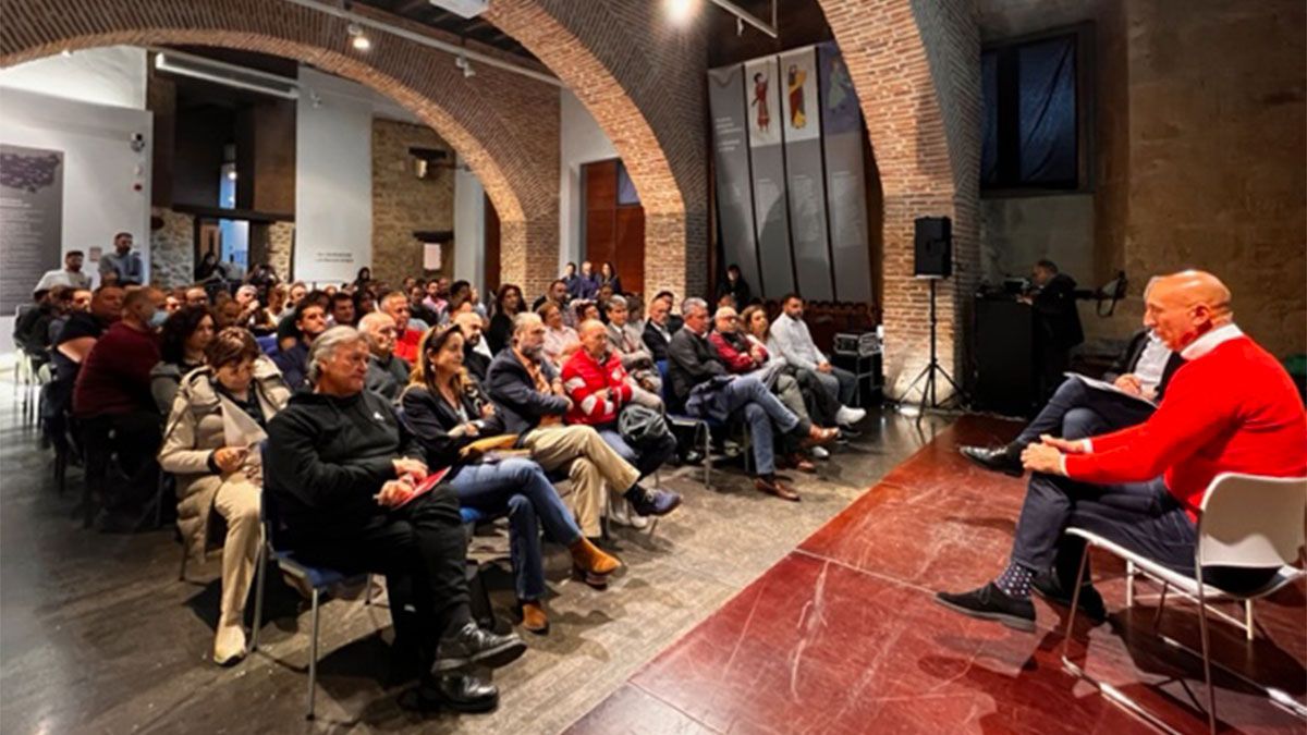 Un instante del encuentro mantenido por Diez y Canuria con representantes del deporte leonés.