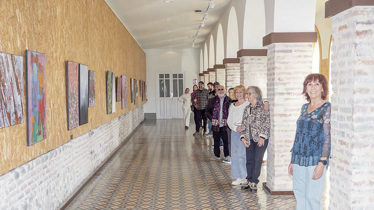 La artista Elena Ordóñez traslada sus obras desde el «escaparate del Arte» de la Casa del Embutido a la sala de exposiciones de los Capuchinos. | VICENTE GARCÍA