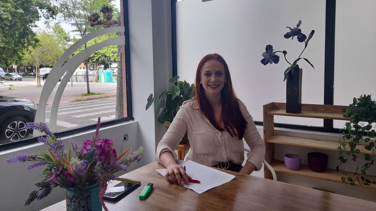 Lorena González en la sede de su partido en Ponferrada. | MAR IGLESIAS Lorena González en la sede de su partido en Ponferrada. | MAR IGLESIAS