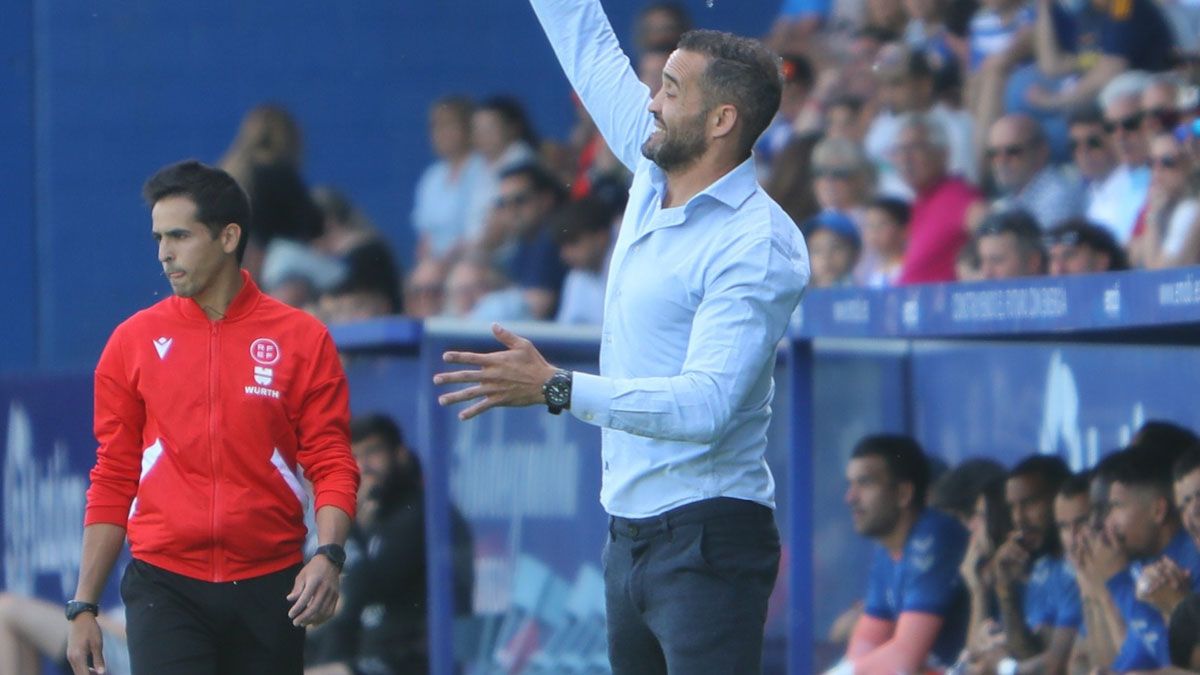 Juanfran da instrucciones en la banda del Toralín. | SDP