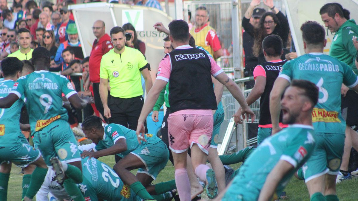 Los jugadores del Atlético Astorga celebran un gol al Tordesillas en la vuelta de las semifinales. | ISAAC LLAMAZARES