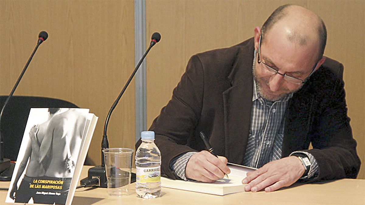 Juan Miguel Alonso Vega regresa a la Feria del Libro en esta última jornada para firmar ejemplares. | JUAN LUIS GARCÍA Juan Miguel Alonso Vega regresa a la Feria del Libro en esta última jornada para firmar ejemplares. | JUAN LUIS GARCÍA