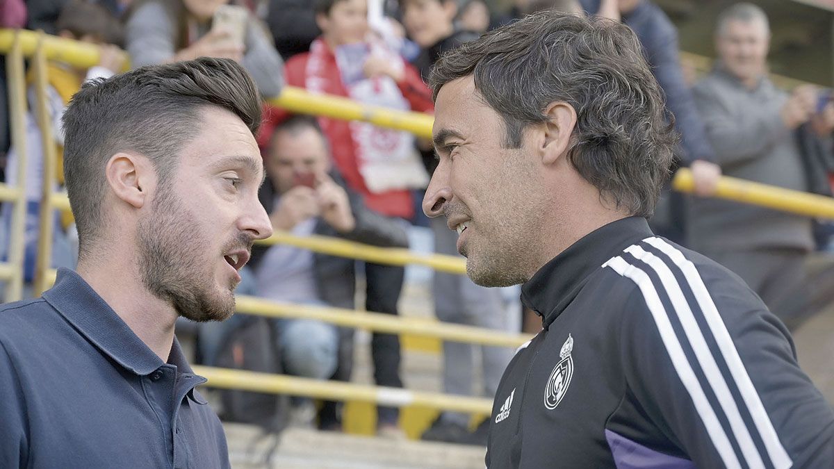 Isra Martínez y Raúl González se saludan antes del partido. | JESÚS F. SALVADORES Isra Martínez y Raúl González se saludan antes del partido. | JESÚS F. SALVADORES