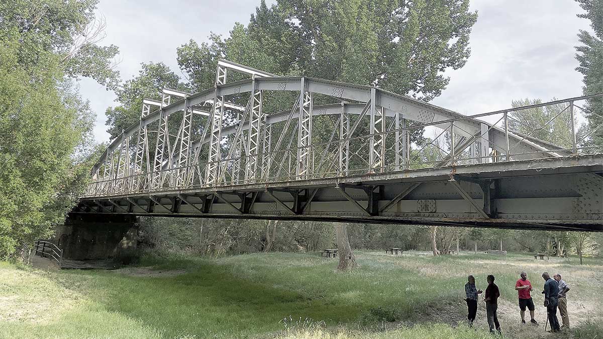 Vista completa de un arco parabólico del puente desde el lecho del río. | LUIS SOLERA - IRENE SOLERA