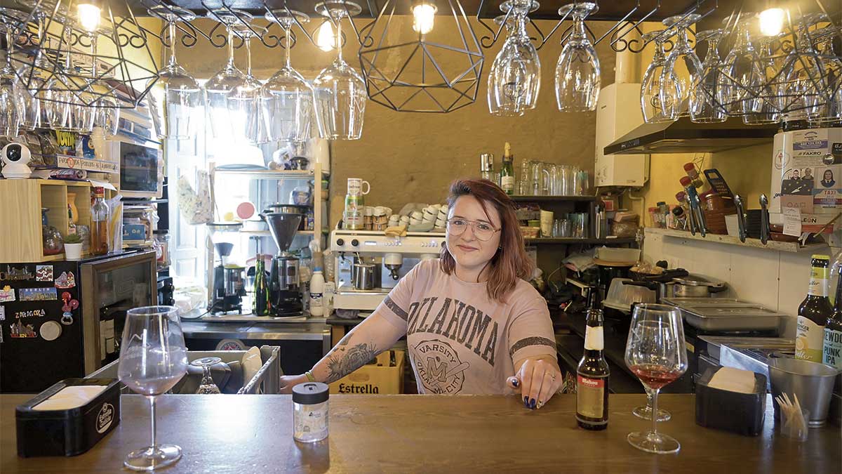 Andrea en la barra del bar que «ha sido la salvación» del pueblo. | JESÚS F. SALVADORES