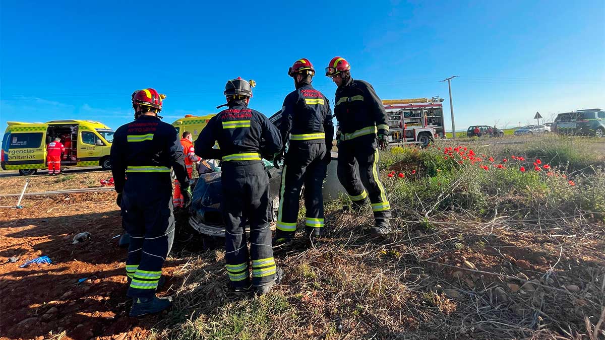 Los bomberos, en el lugar del accidente. | BOMBEROS DE LEÓN Los bomberos, en el lugar del accidente. | BOMBEROS DE LEÓN