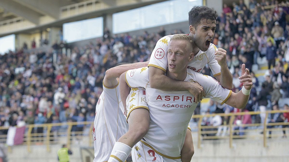 Obolskii celebra con Solís el gol frente al Castilla. | JESÚS F. SALVADORES Obolskii celebra con Solís el gol frente al Castilla. | JESÚS F. SALVADORES