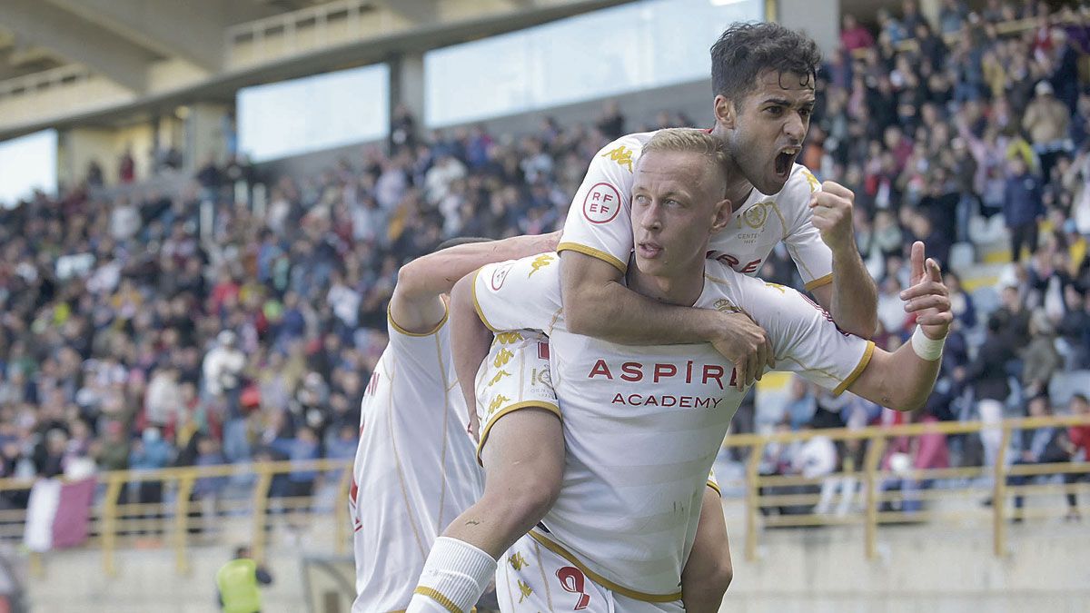 Obolskii celebra con Solís el gol frente al Castilla. | JESÚS F. SALVADORES