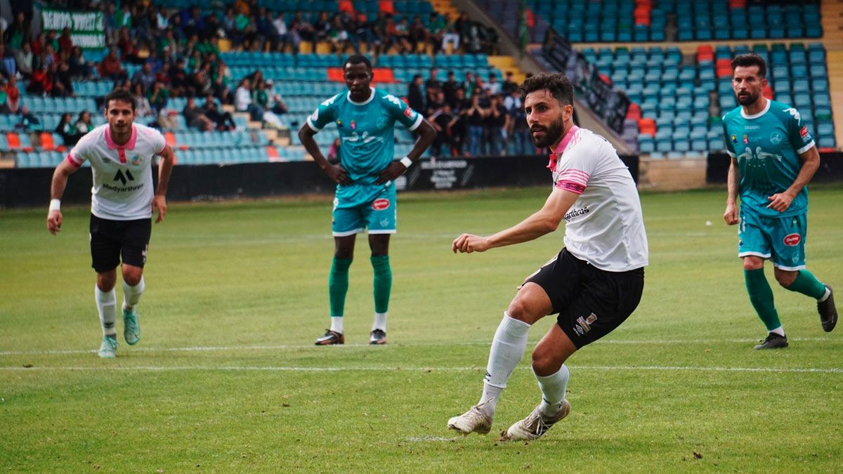 Benito lanza el penalti que supuso el segundo tanto del Salamanca en el partido. | SALAMANCA UDS