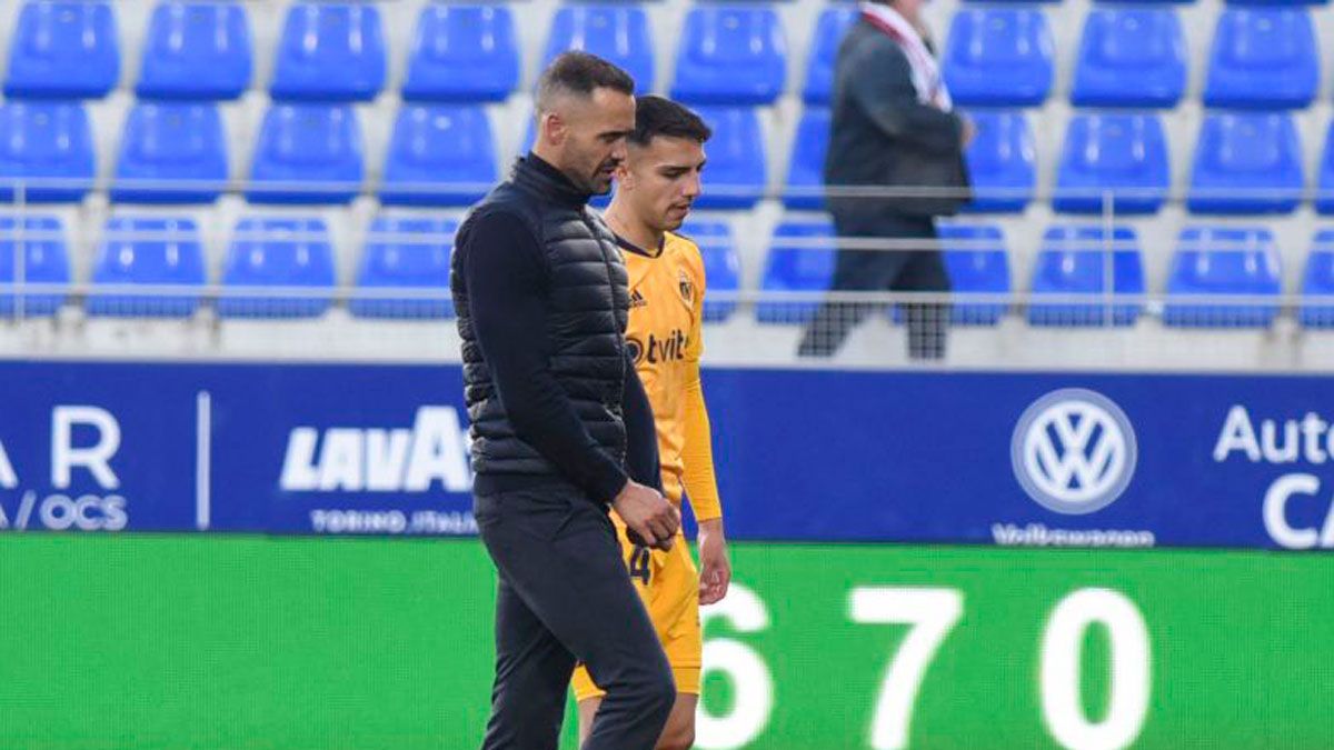 Juanfran García y Naim se dirigen a saludar a los aficionados tras el partido. | LA LIGA