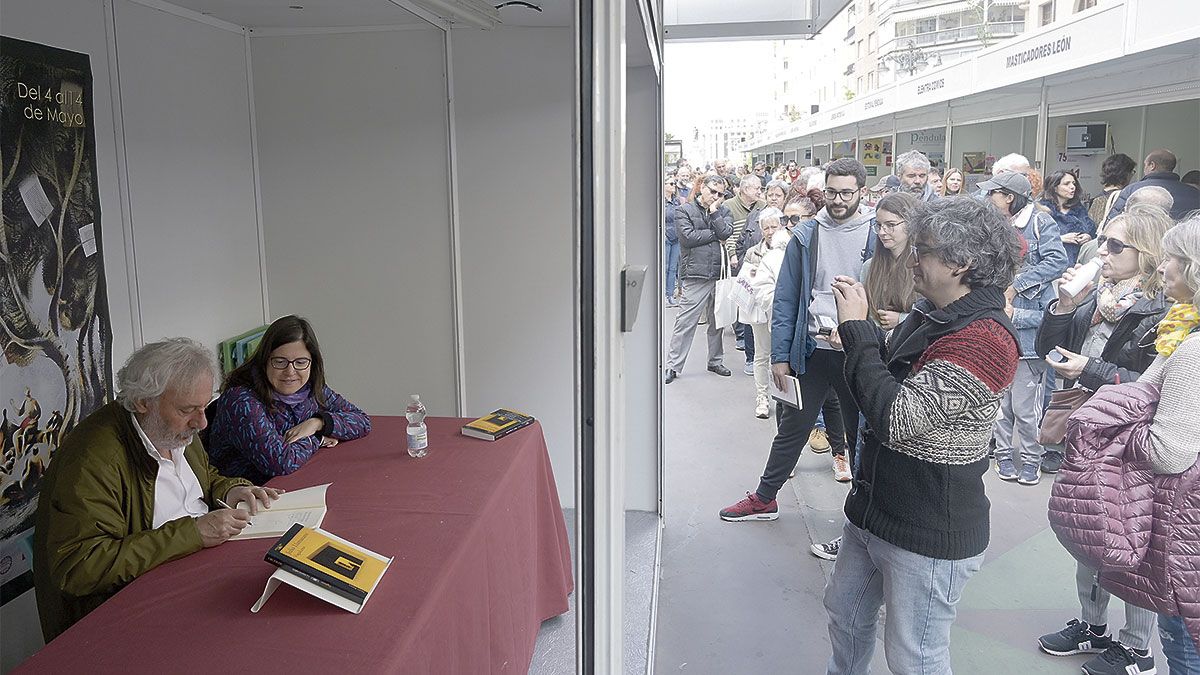 Tres horas estuvo Julio Llamazares firmando ejemplares de ‘Vagalume’ el sábado en la Feria del Libro. | JESÚS F. SALVADORES