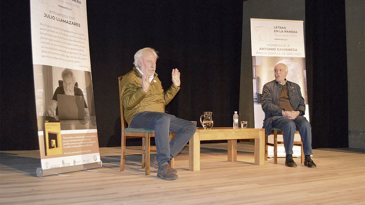 Julio Llamazares en un momento de la charla ofrecida el sábado en el Mihacale de Gordoncillo, presentado por Alfonso García. | GUS BERRUETA