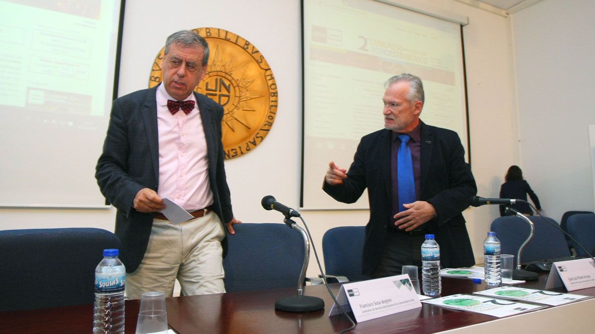 Francisco Sosa Wagner junto al director del campus noroeste de la Uned, José Luis Prieto, en la inauguración. | C. Sánchez (Ical)