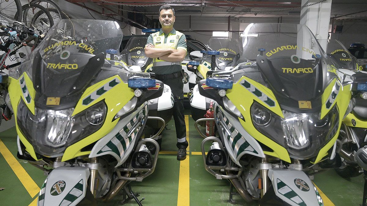 Óscar Rúa, junto a las motos de la Guardia Civil. | JESÚS F. SALVADORES Óscar Rúa, junto a las motos de la Guardia Civil. | JESÚS F. SALVADORES