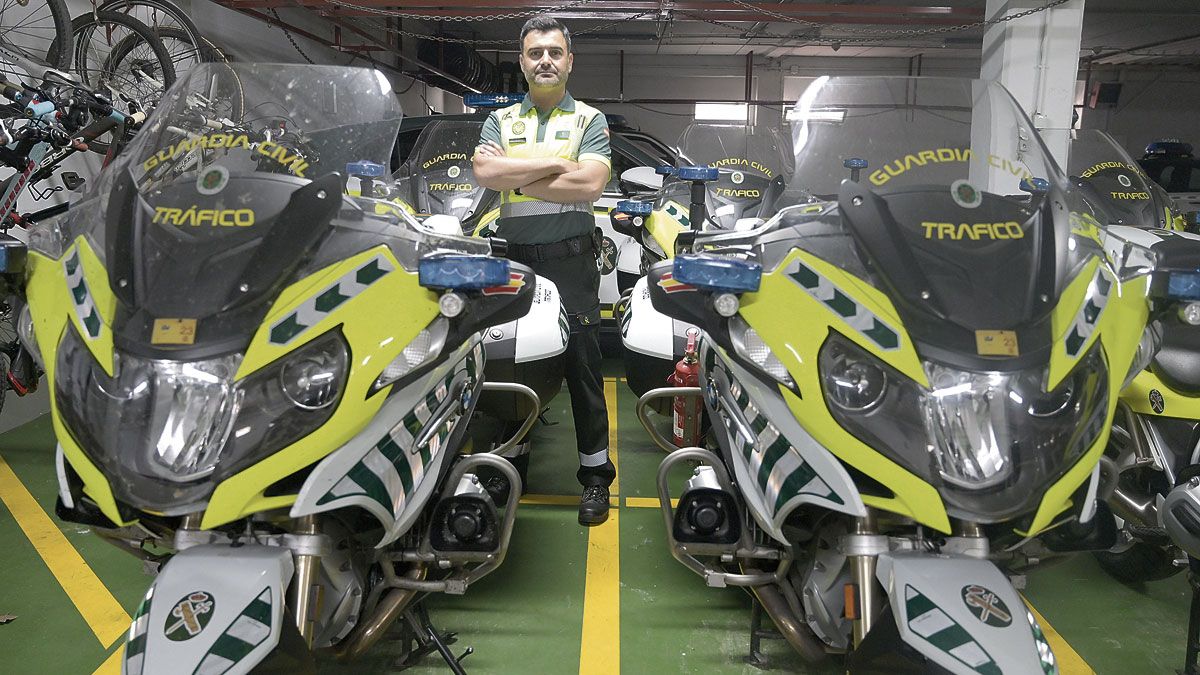 Óscar Rúa, junto a las motos de la Guardia Civil. | JESÚS F. SALVADORES