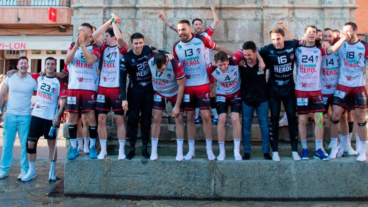 Lodos, a la izquierda de la imagen con la muleta, celebra en la plaza de Nava de la Asunción junto a sus compañeros el ascenso. | L.N.C.