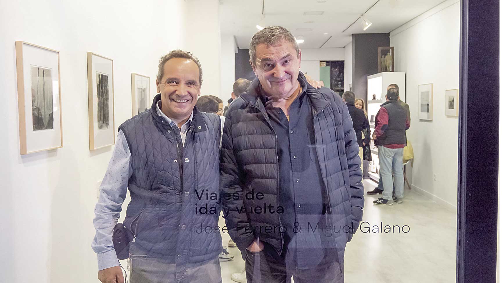 José Ferrero y Miguel Galano el pasado jueves en la inauguración de la muestra en la galería Ármaga. | VICENTE GARCÍA