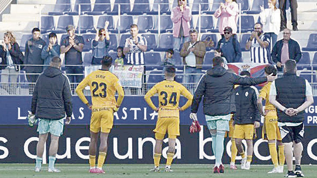 Los jugadores de la Deportiva se disculpan con su afición. | LALIGA