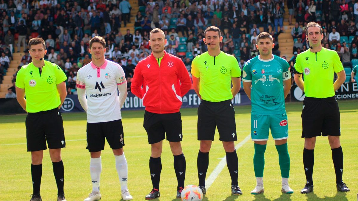 Imagen de los capitanes y los árbitros antes del partido en Salamanca. | AT ASTORGA Imagen de los capitanes y los árbitros antes del partido en Salamanca. | AT ASTORGA