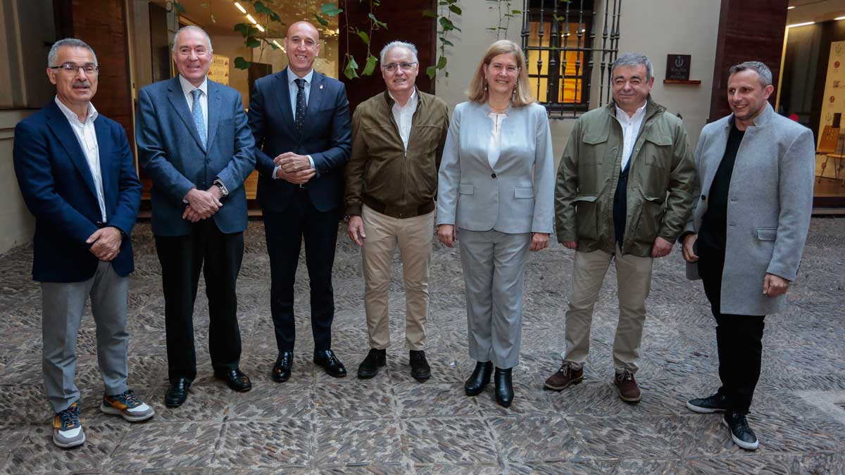 Foto de familia de todos los candidatos junto al presidente de Aleco. | CAMPILLO (ICAL)