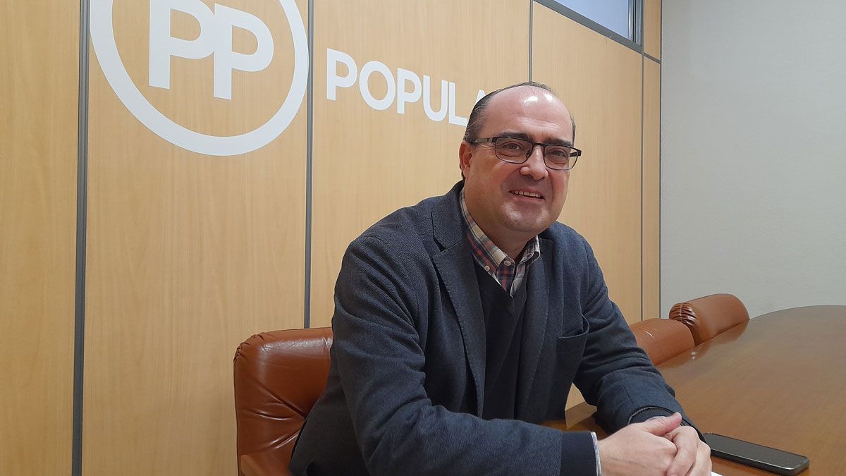Marco Morala en la sede del PP en Ponferrada. | MAR IGLESIAS