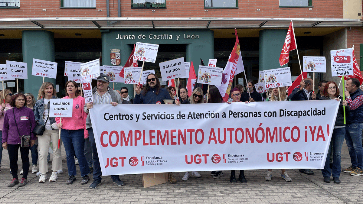 Concentración frente a la Delegación de la Junta de Castilla y León en Ponferrada. | Javier Fernández