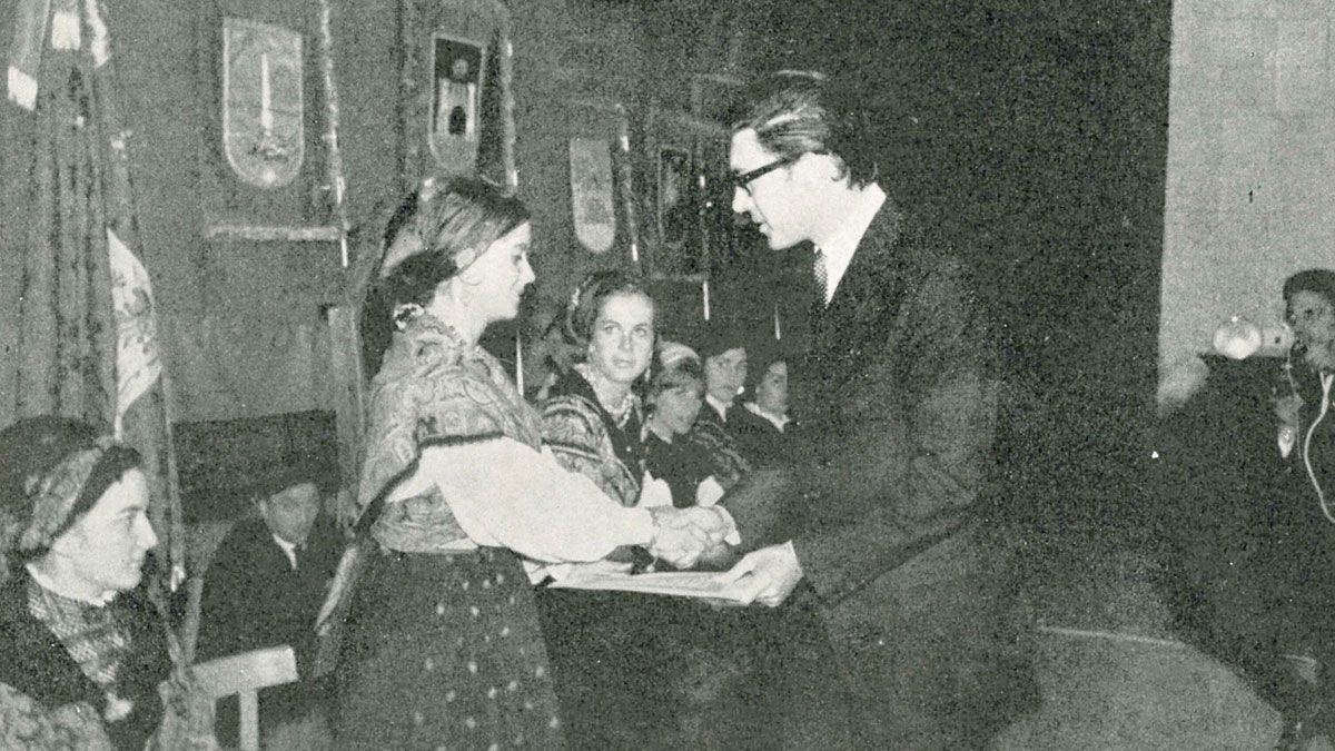 Francisco Umbral recogiendo el premio en Villablino en el año 1965. | L.N.C.