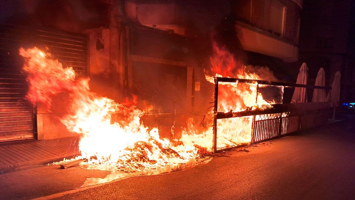 Las llamas afectaron a la terraza de un local. | BOMBEROS PONFERRADA