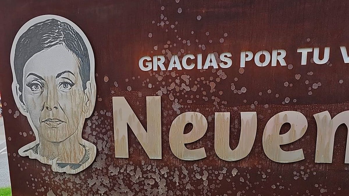 Busto de NEvenka vandalizado con ácido en la cara.