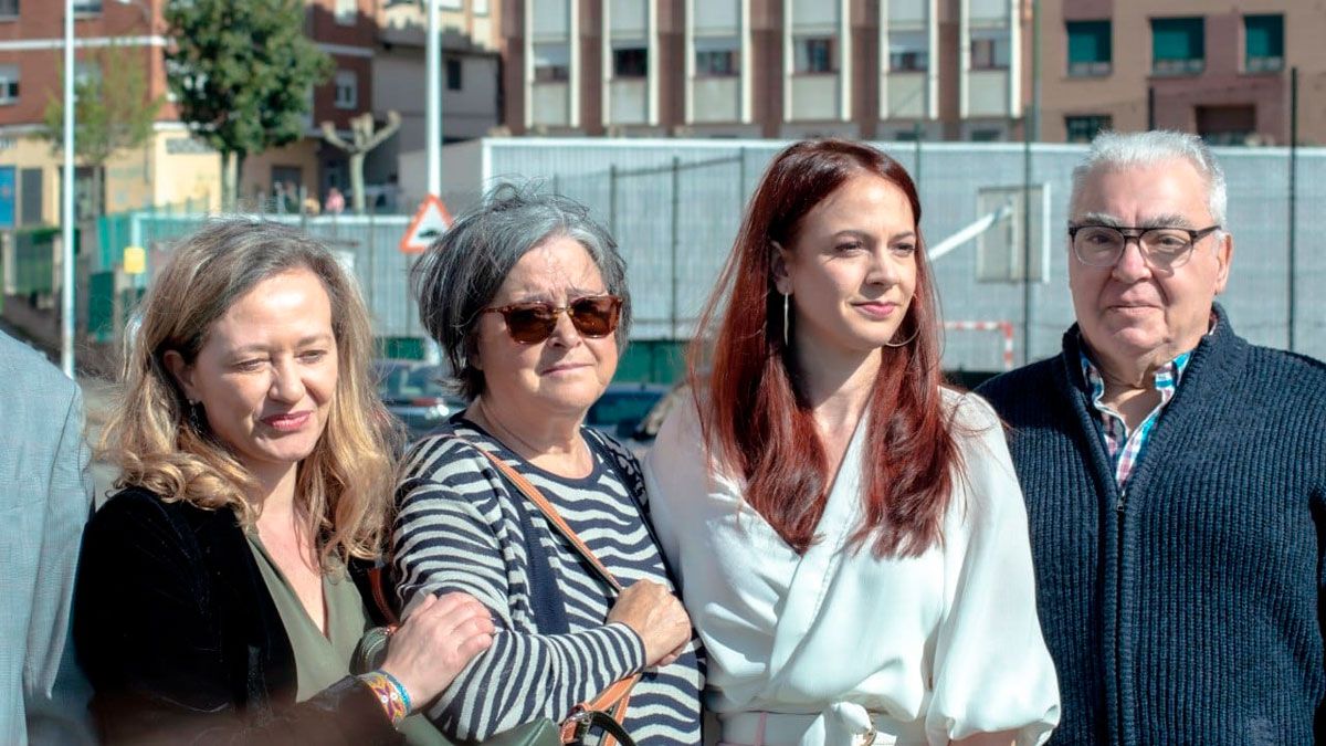 Momento en el que se inauguró el monumento a Nevenka en Ponferrada, con Francisca (con gafas de sol). 