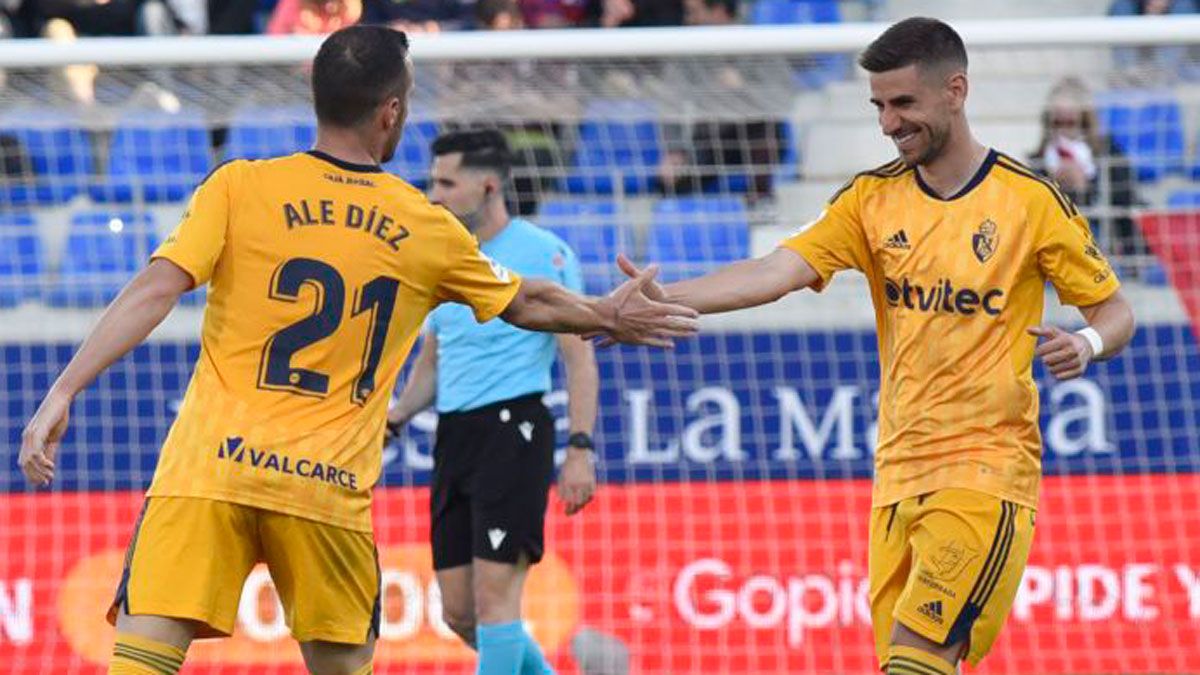 Ojeda felicita a Ale Díez por su gol ante el Huesca. | LALIGA