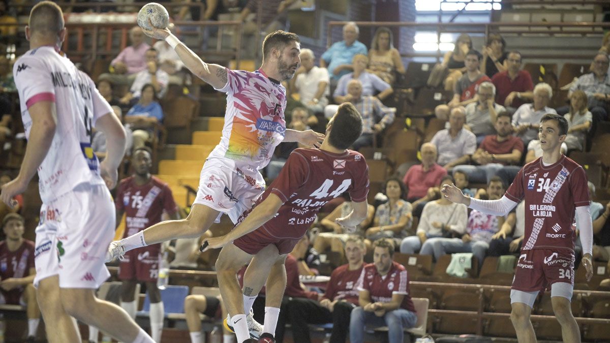 Castro realiza un lanzamiento en el partido frente al Logroño. | JESÚS F. SALVADORES