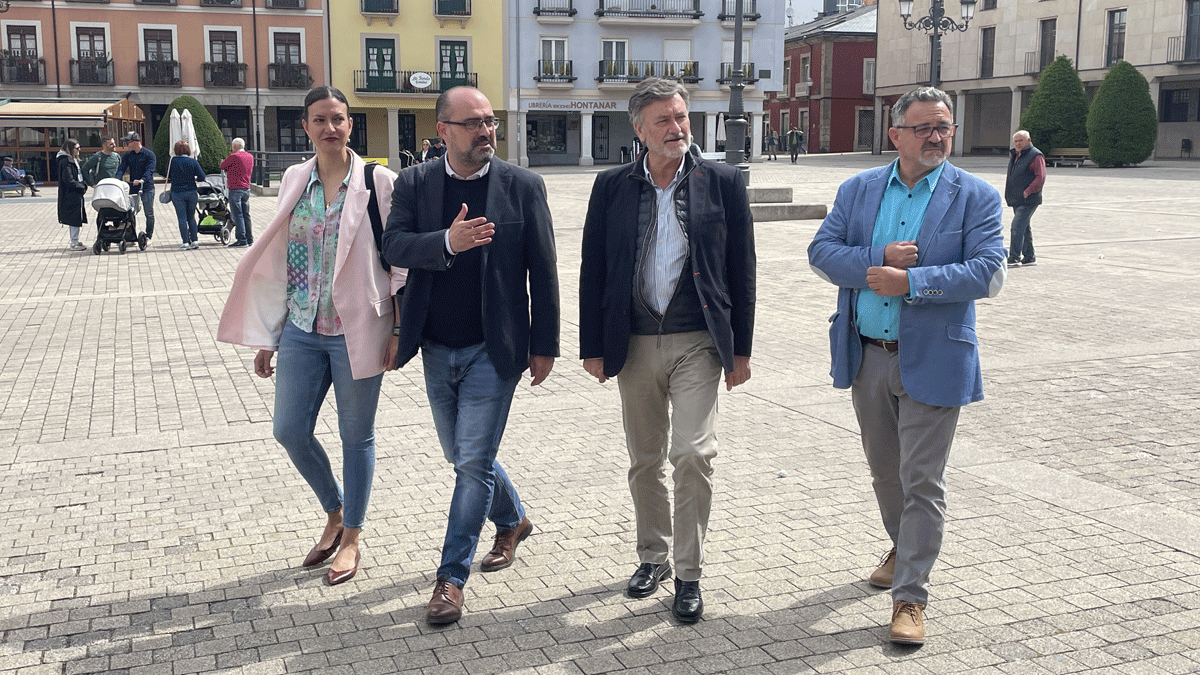 Francisco Vázquez, recibido por el equipo del PP de Ponferrada. | Javier Fernández