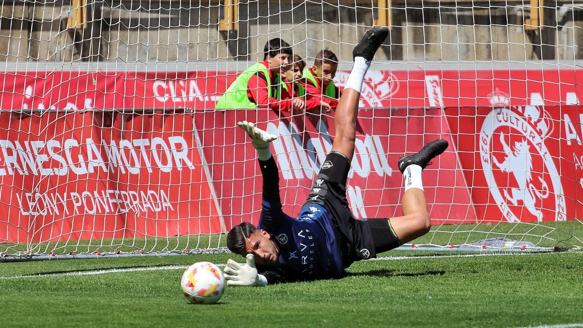 Salvi Carrasco realiza una parada en un calentamiento. | CYDL Salvi Carrasco realiza una parada en un calentamiento. | CYDL