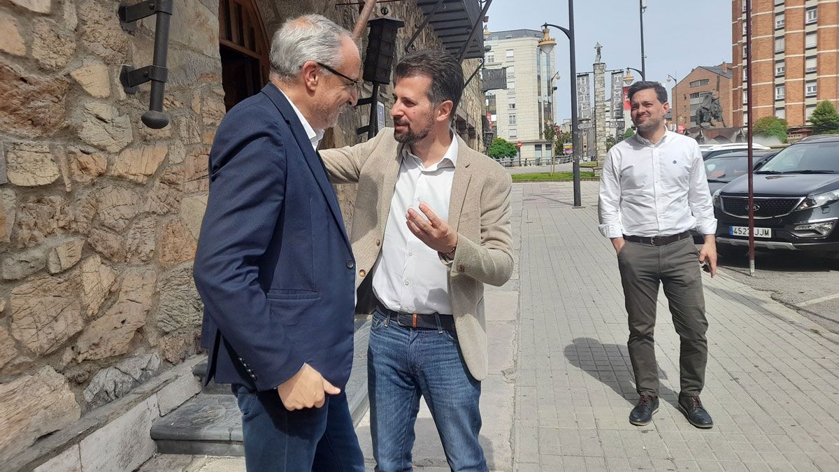 Tudanca a su llegada a Ponferrada, saludando al regidor. | MAR IGLESIAS