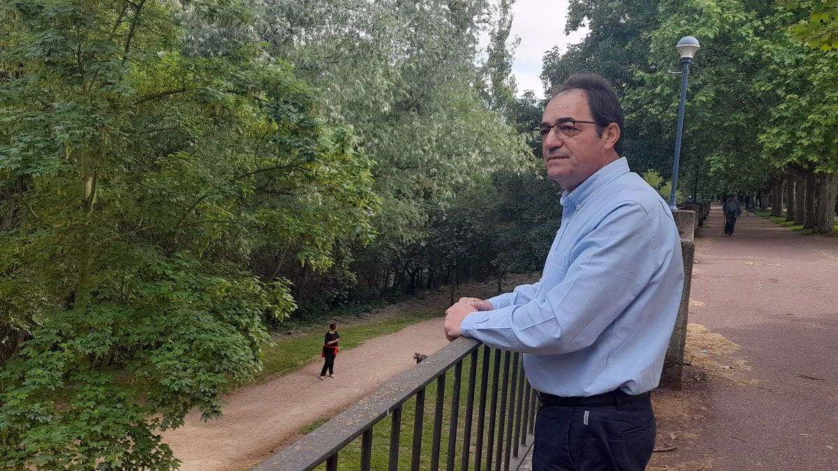 Andrés Buelta frente al río Sil en Ponferrada. | MAR IGLESIAS