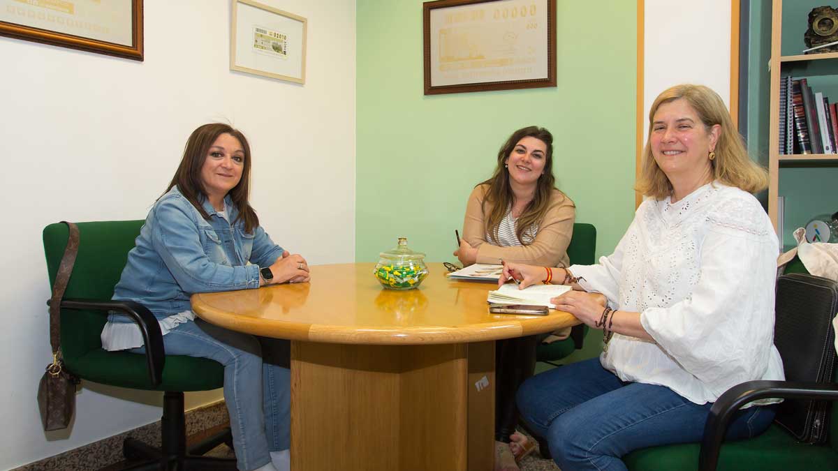 Reunión de María Quindós, directora de Once León, con Margarita Torre. | L.N.C.