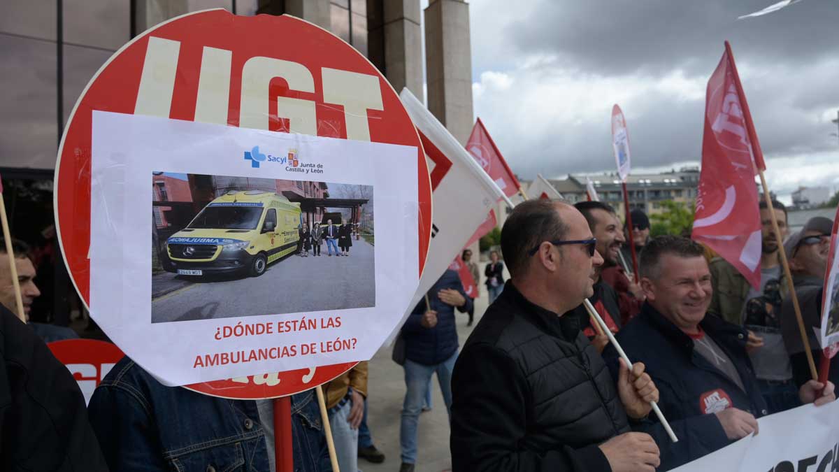 Los trabajadores del transporte sanitario también se concentraron el pasado 12 de mayo frente a la Junta en León. | JESÚS F. SALVADORES