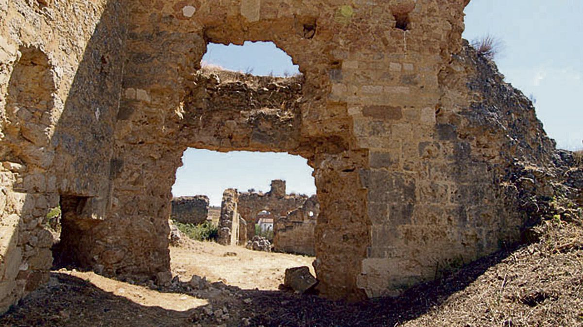 Estado que presenta en la actualidad el importante monasterio de San Pedro de Eslonza, donde lo único que se puede hacer es cuidar las ruinas.