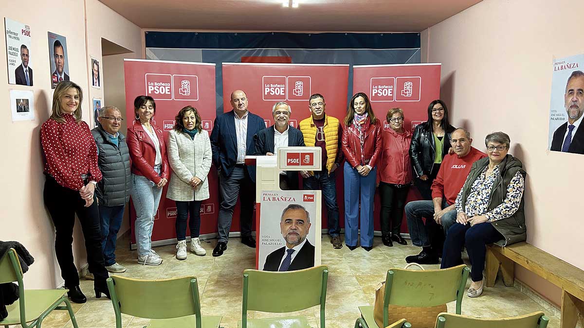 Palazuelo, junto a varios miembros de la candidatura, ayer. | ABAJO Palazuelo, junto a varios miembros de la candidatura, ayer. | ABAJO