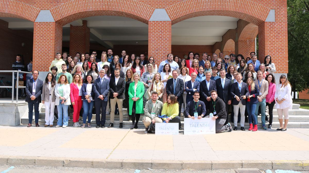 Más de un centenar de estudiantes y 40 empresas del sector industrial participaron en la segunda edición de 'Expo Leóni4'. | L.N.C. Más de un centenar de estudiantes y 40 empresas del sector industrial participaron en la segunda edición de 'Expo Leóni4'. | L.N.C.