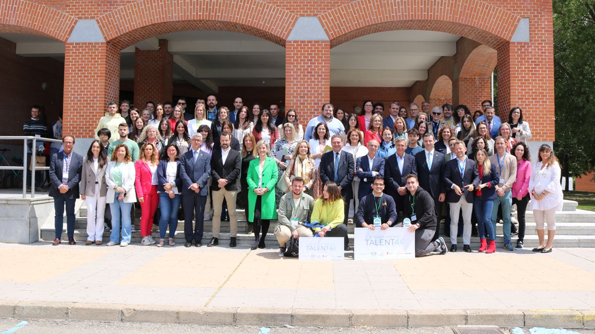 Más de un centenar de estudiantes y 40 empresas del sector industrial participaron en la segunda edición de 'Expo Leóni4'. | L.N.C.